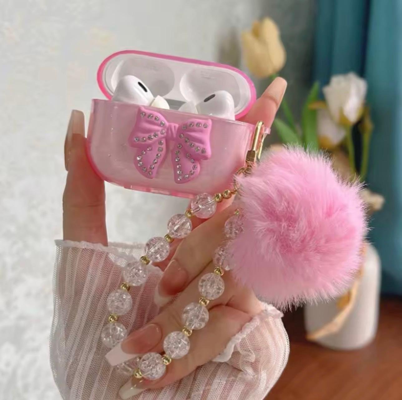 Rosa AirPods Case mit Perlenschleife & Fellanhänger – Bild 2