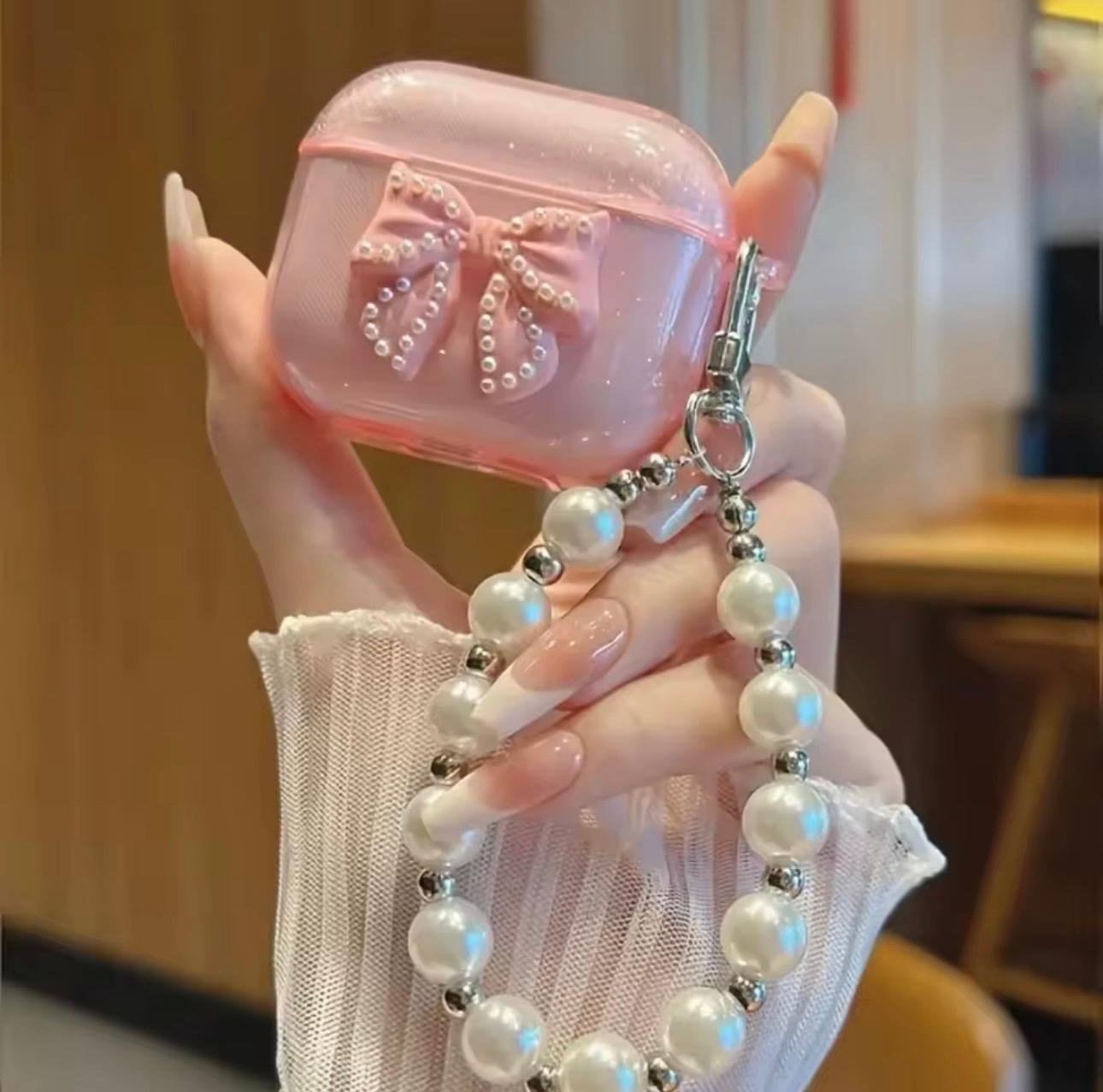 Rosa AirPods Case mit Perlenschleife & Fellanhänger – Bild 3