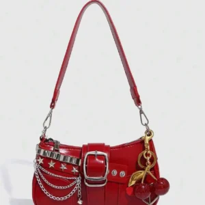 Rote Schultertasche mit Schnalle, Ketten & Cherry-Anhänger