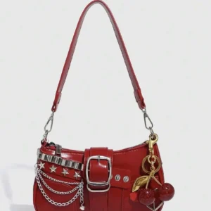 Rote Schultertasche mit Schnalle, Ketten & Cherry-Anhänger