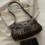 Leopard Schultertasche mit Leder-Details & Schnalle