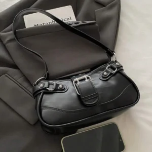 Schwarze Schultertasche mit Schnalle im minimalistischen Design